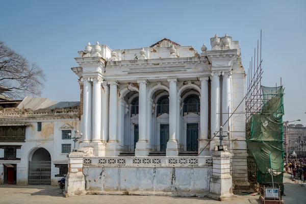Antiguo templo siendo reconstruido en la plaza Durbar —  Fotos de Stock