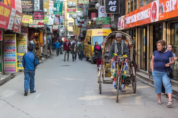 Mensen in de smalle weg van Thamel wijk — Stockfoto