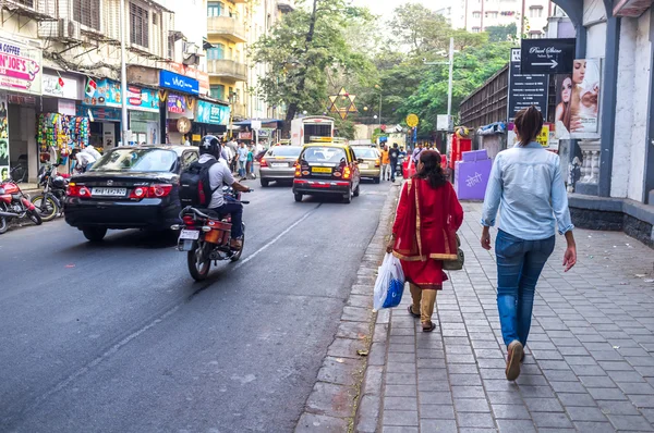 Mensen in de gemiddelde straat van Zuid-Mumbai — Stockfoto