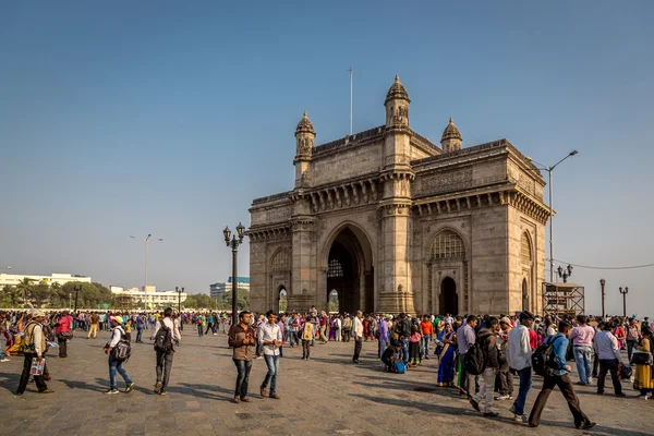 Люди ходят вокруг памятника индийским воротам — стоковое фото
