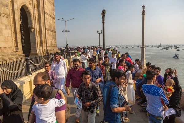 Concentración de personas alrededor del monumento de Getaway of India —  Fotos de Stock