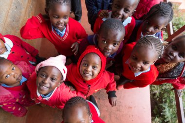 Nairobi banliyölerinde toplum okulunda çocuklar