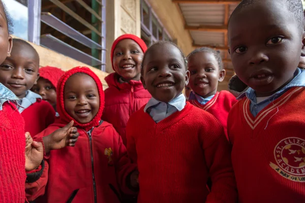 Garçons non identifiés dans la salle de classe de Nairobi — Photo