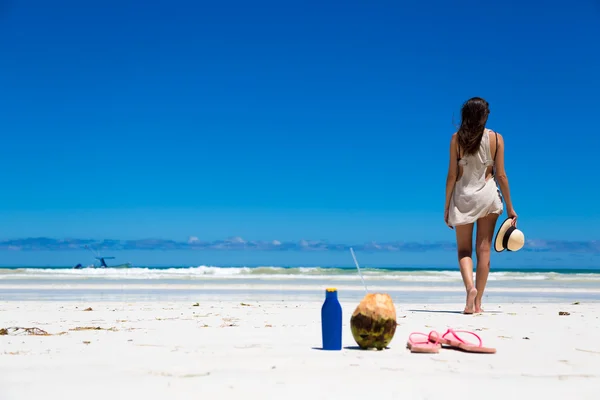 Hindistan cevizi ve güneş kremi kadın ile