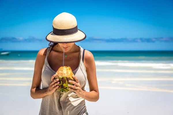 Mulher bebendo coco — Fotografia de Stock