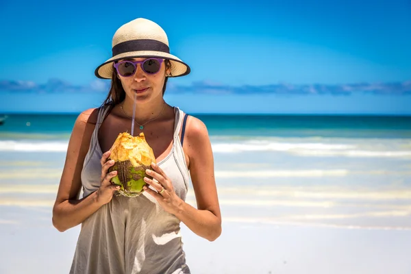 Mulher bebendo coco — Fotografia de Stock