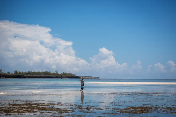 Touristen genießen schönen Strand — Stockfoto