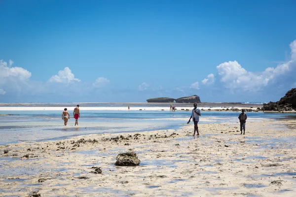 Туристи, насолоджуючись прекрасним пляжем у місті Watamu — стокове фото