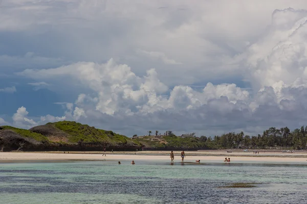 Turista élvezi a gyönyörű tengerpart-Watamu — Stock Fotó