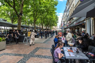 Turist yürümek-den geçerek şehir merkezine zevk