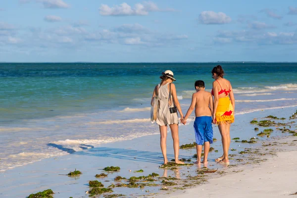 Família desfrutando beleza de Uroa Beach — Fotografia de Stock