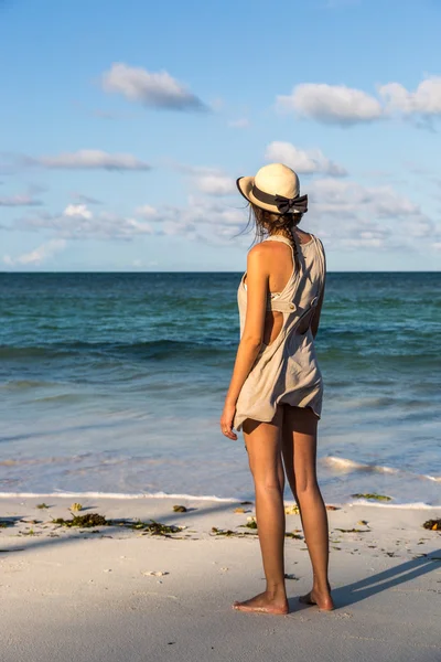 Kobieta korzystających pięknej plaży — Zdjęcie stockowe