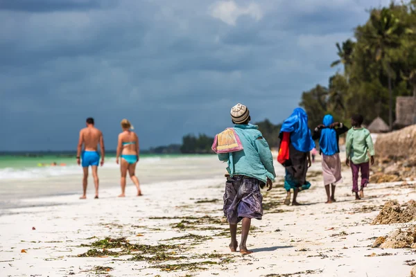 Lokale mensen in Uroa strand — Stockfoto