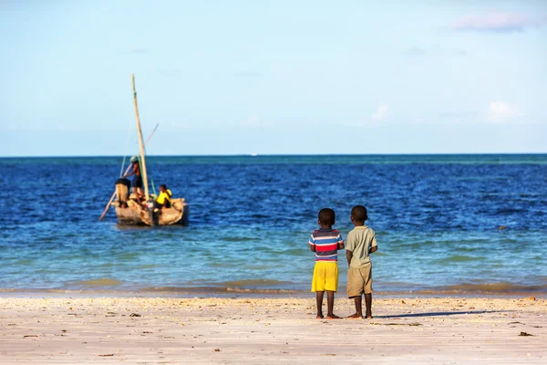 Niños viendo padres navegando — Foto de Stock