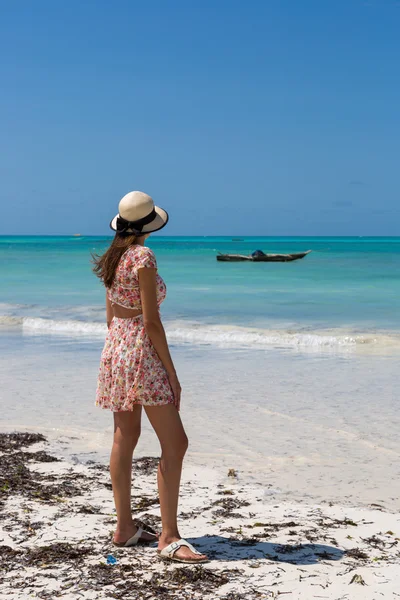 Kobieta korzystających pięknej plaży — Zdjęcie stockowe