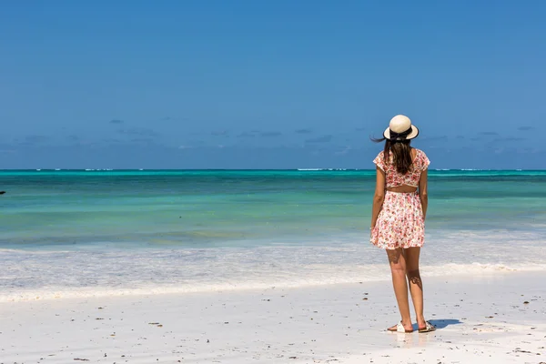 Žena líbí beach — Stock fotografie