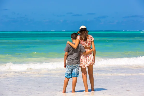 Mãe com filho desfrutando de férias — Fotografia de Stock