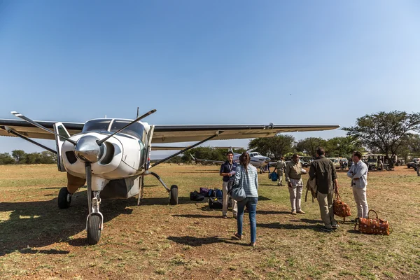 Group of tourists arriving in Kogatende airstrip — Stock Photo, Image