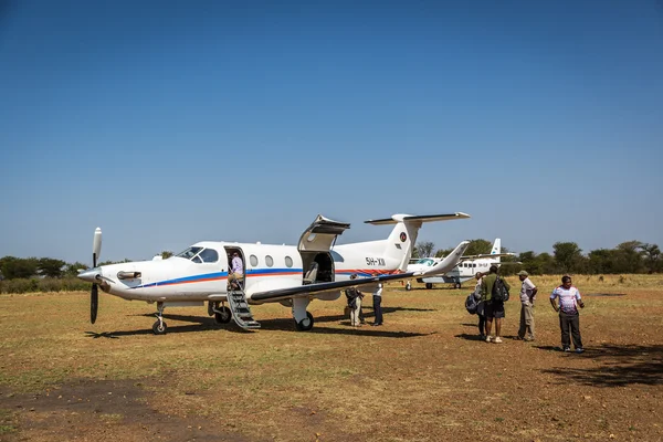 Group of tourists arriving in Kogatende airstrip — Stock Photo, Image