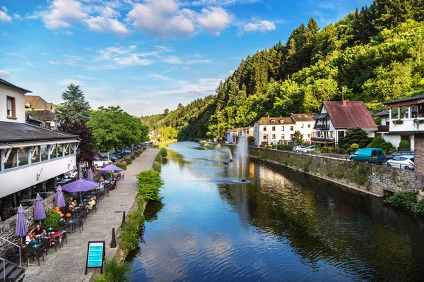 Folyó és éttermek közelében Luxemburg városában — Stock Fotó