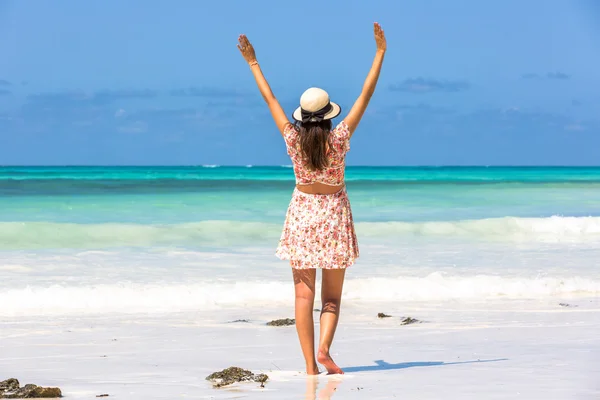 Mulher desfrutando bela praia — Fotografia de Stock