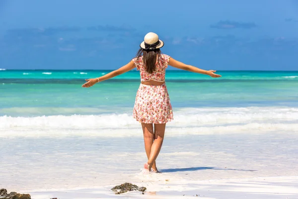 Mujer disfrutando hermosa playa — Foto de Stock