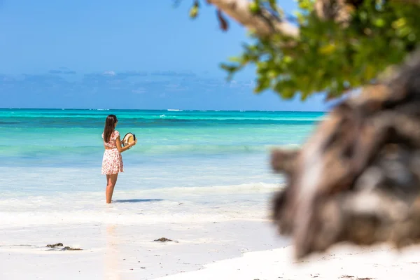 Kadın zevk güzel bir plaj — Stok fotoğraf