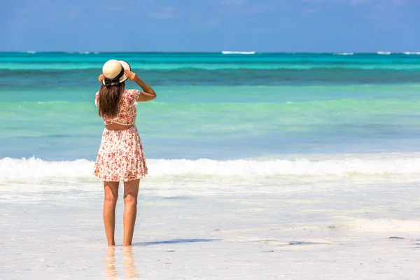 Mulher desfrutando bela praia — Fotografia de Stock