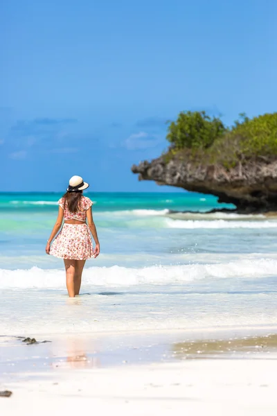 Mulher desfrutando bela praia — Fotografia de Stock