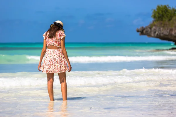 Mulher desfrutando bela praia — Fotografia de Stock