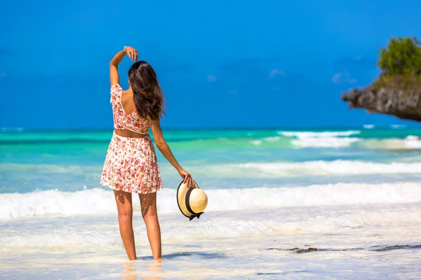 女性を楽しむ美しいビーチ — ストック写真