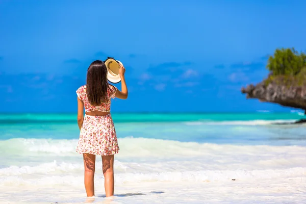 Mulher desfrutando bela praia — Fotografia de Stock