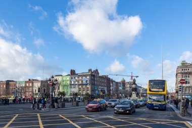 Kırmızı trafik ışığı içinde bekleyen arabalar