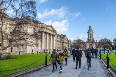 Dublin şehir merkezinin sokaklarında yürüyüş turizm