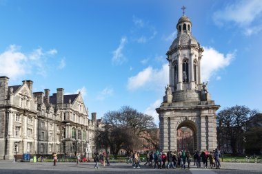Dublin şehir merkezinin sokaklarında yürüyüş turizm