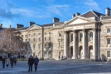 Dublin şehir merkezinin sokaklarında yürüyüş turizm