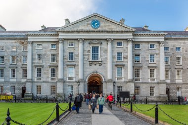Dublin şehir merkezinin sokaklarında yürüyüş turizm