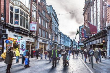 Dublin dar sokakta yürüyen turist