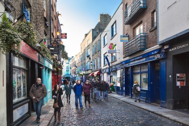 Dublin dar sokakta yürüyen turist