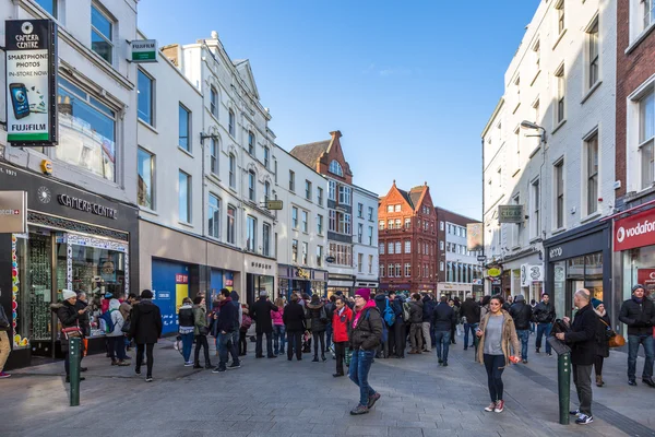 Tourists walking in narrow street of Dublin — Stock Photo, Image