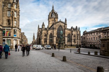 Şehir merkezinde Edinburgh sokaklarında yürüyüş turist