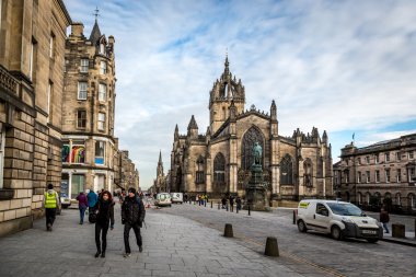 Şehir merkezinde Edinburgh sokaklarında yürüyüş turist