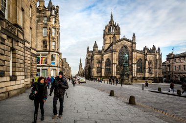 Şehir merkezinde Edinburgh sokaklarında yürüyüş turist
