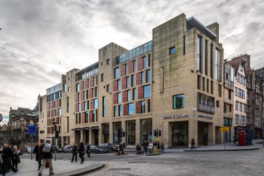 Şehir merkezinde Edinburgh sokaklarında yürüyüş turist