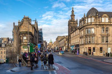 Şehir merkezinde Edinburgh sokaklarında yürüyüş turist