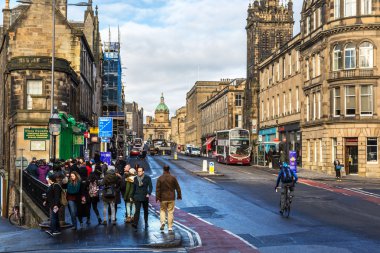 Şehir merkezinde Edinburgh sokaklarında yürüyüş turist