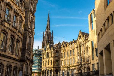 Şehir merkezinde Edinburgh sokaklarında yürüyüş turist