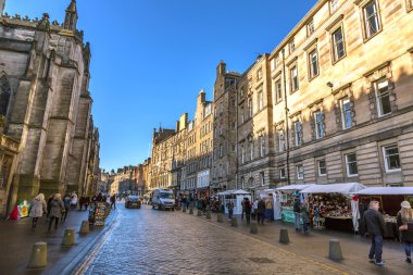 Şehir merkezinde Edinburgh sokaklarında yürüyüş turist