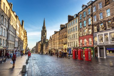 Şehir merkezinde Edinburgh sokaklarında yürüyüş turist
