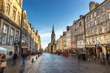 Şehir merkezinde Edinburgh sokaklarında yürüyüş turist